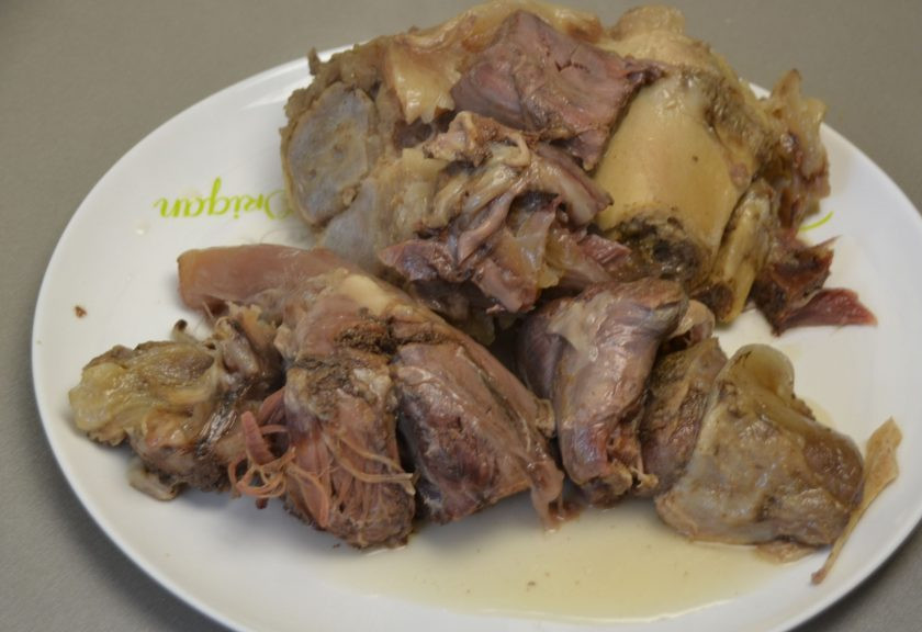 1. Этап. Холодец из говяжьих лыток: Достаньте мясо на блюдо. Разделите его на волокна.