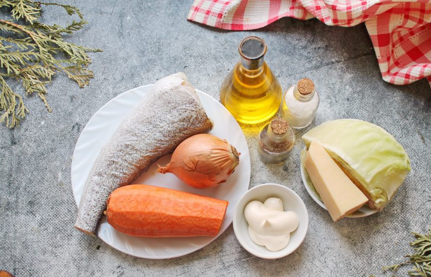 1. Этап. Треска с капустой: Подготовьте все необходимые ингредиенты для приготовления тески с капустой. Рыбу почистите от чешуи и внутренностей, хорошо помойте и обсушите. Овощи почистите, у капусты снимите верхние листья и сполосните.