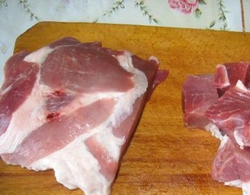 1. Этап. Капуста в чугунке: Мясо лучше взять с жирком - так вкуснее. Нарезаем мясо на кусочки.