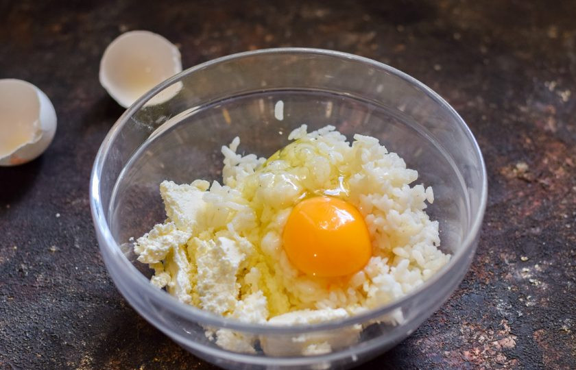 1. Этап. Сырники с рисом: Вбейте в миску куриное яйцо.