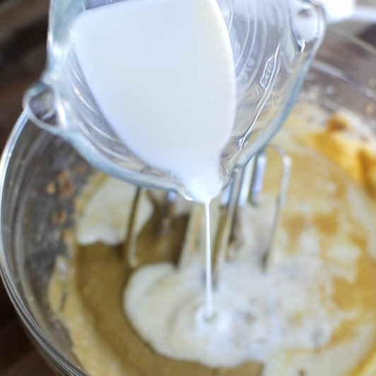 1. Этап. Яблочный торт: Добавляем молоко и ванильный экстракт, взбиваем до однородности.