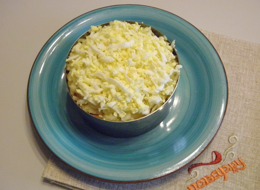 1. Этап. Салат Губернаторский: И последним слоем у нас будет вареное яйцо. Салат сверху полейте майонезом и украсьте зеленью. Дайте ему постоять для пропитки 10-15 минут.