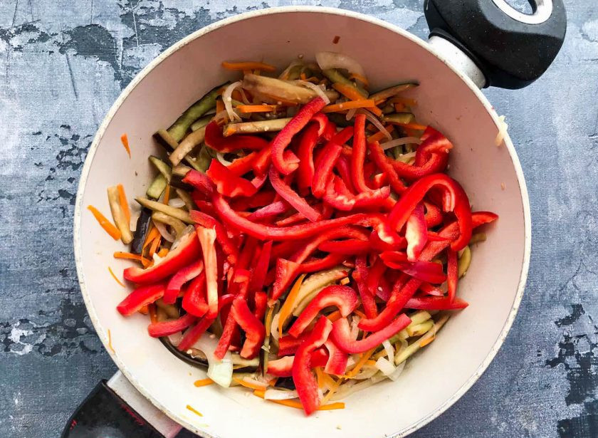 1. Этап. Баклажаны с морковью и болгарским перцем: Далее выложите болгарский перец, хорошо все перемешайте и жарьте 5 минут.