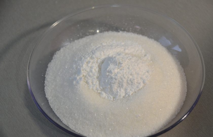 1. Этап. Мокрый бисквит: Соедините сахарный песок и ванилин.