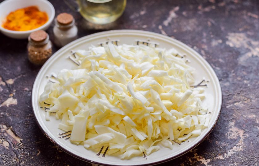 1. Этап. Капуста с аджикой: Капусту сполосните, просушите, нашинкуйте тонкой полоской. По желанию можно использовать специальную терку.