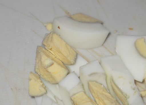 1. Этап. Домашний паштет из куриной печени: 4. Сварите яйца, очистите их от скорлупы.