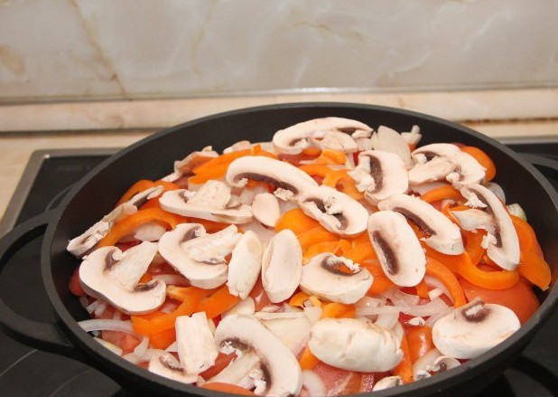 1. Этап. Хашлама из баранины на пиве: Затем идут промытые и нарезанные пластинками шампиньоны (половина от всех грибов), далее повторяем все слои еще раз.