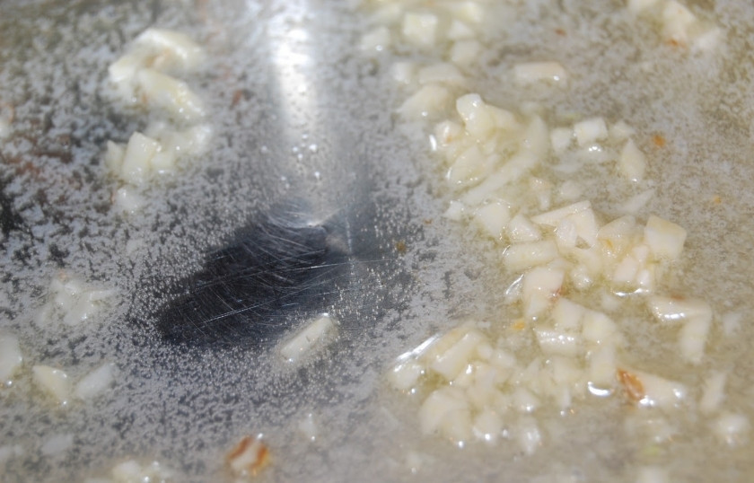 1. Этап. Шпинат в сливочном соусе: Мелко нарубите чеснок и обжарьте на растительном масле.