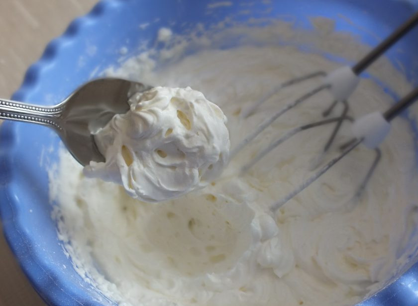 1. Этап. Булочки со взбитыми сливками: Взбитые сливки должны хорошо держать форму. Уберите крем в холодильник.