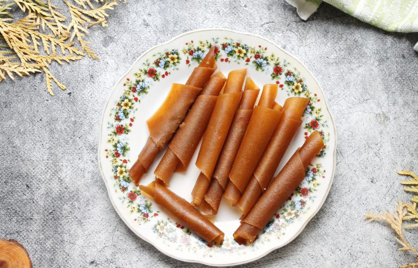 1. Этап. Пастила из детского пюре: Снимите готовую пастилу с поддона, разрежьте на сегменты и сверните рулетиками.