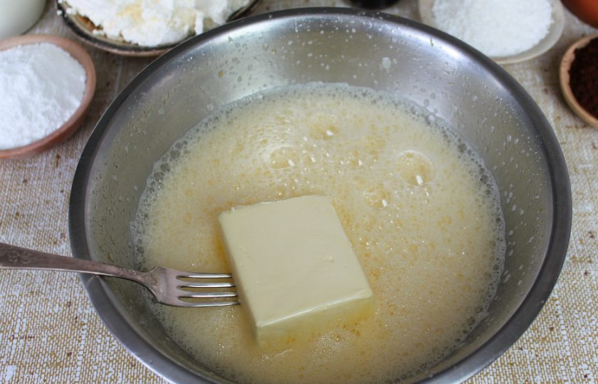1. Этап. Торт Махровый: Добавляем мягкое масло.