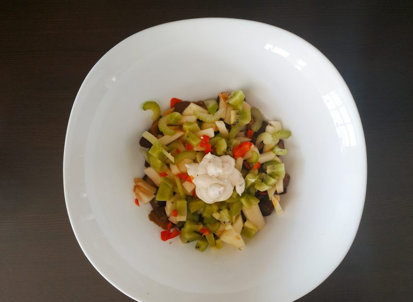 1. Этап. Салат с грибами и яблоками: Положите 2-3 ложки соуса, посолите и подавайте к столу.