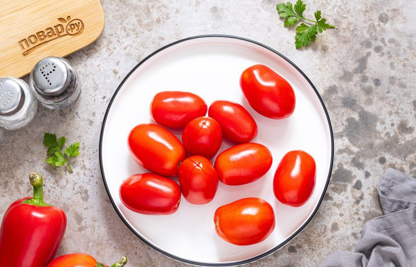 1. Этап. Помидоры в овощной заливке: На помидорах сделайте надрез крест-накрест.