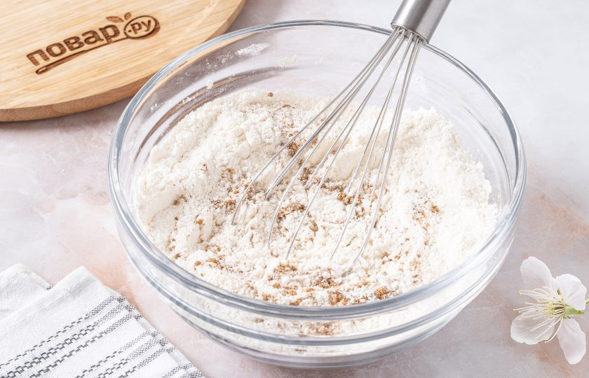 1. Этап. Постный монастырский пирог: Соедините в глубокой миске все сухие ингредиенты: муку, пряности, сахар, разрыхлитель и щепотку соли.