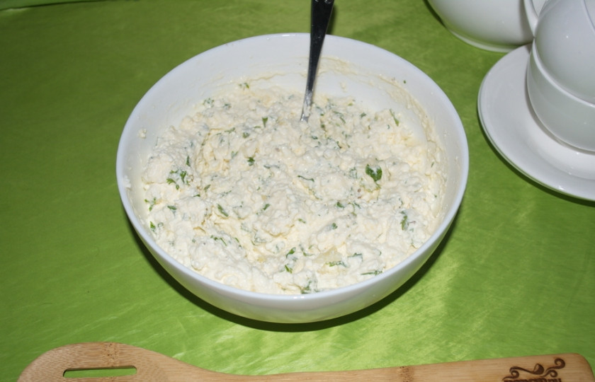 1. Этап. Ачма из лаваша с творогом: Добавьте яйца и немного молока. Вымешайте до однородности.