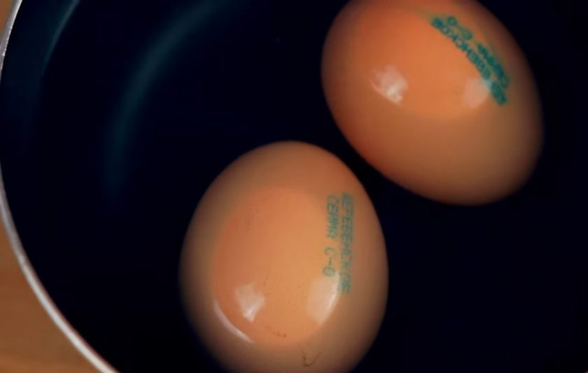 1. Этап. Салат Цезарь (плюс соус): 2. Затем приготовьте соус. Для этого проколите снизу иголкой два яйца и опустите их в закипевшую воду на 2 минуты.