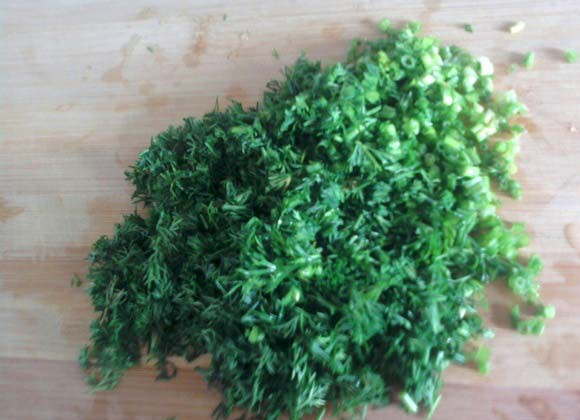 1. Этап. Долма из баклажанов по-азербайджански: Укроп и мяту измельчаем.