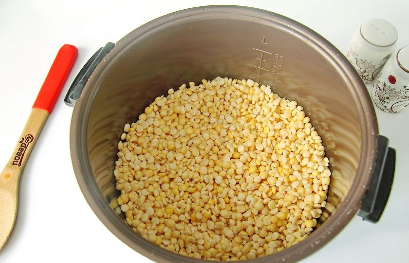 1. Этап. Гороховая каша с тушенкой в мультиварке: Положите горох в чашу мультиварки.