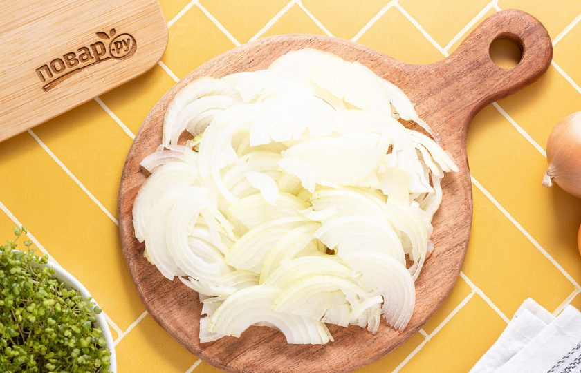 1. Этап. Лук глазированный: Репчатый лук очистите и нарежьте полукольцами одинаковой толщины. Так он будет равномерно готовиться.