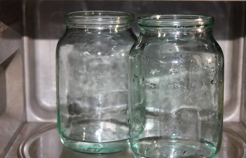 1. Этап. Листья капусты для голубцов на зиму: Банки и крышки тщательно вымойте с пищевой содой в горячей воде и простерилизуйте любым удобным способом.