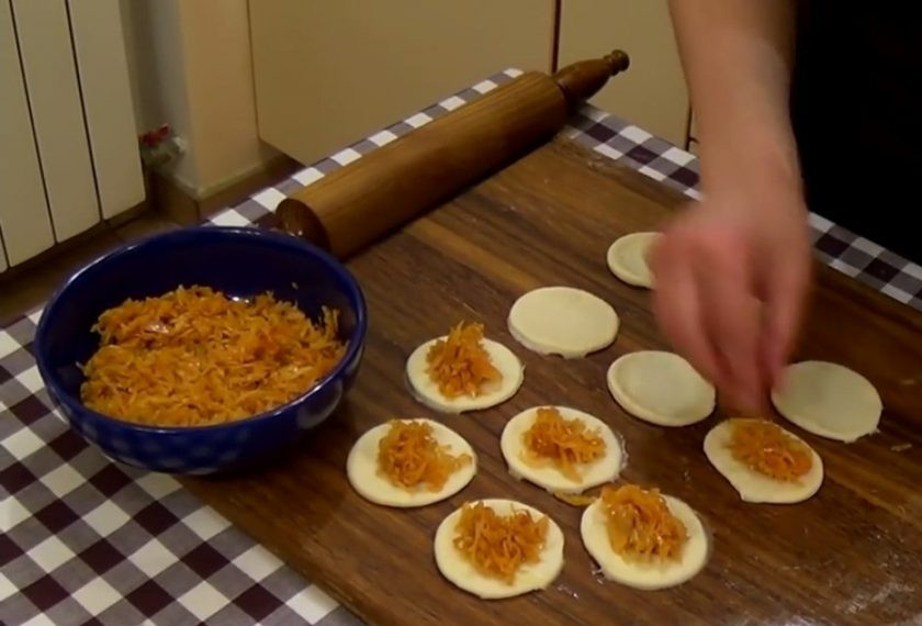 1. Этап. Пирог Трио: 3. Тесто слегка обомните и раскатайте в пласт толщиной 3-4 мм. Вырежьте кружочки и начините любой начинкой. Затем аккуратно соедините края пирожков и выложите их слоями в смазанную растительным маслом форму.