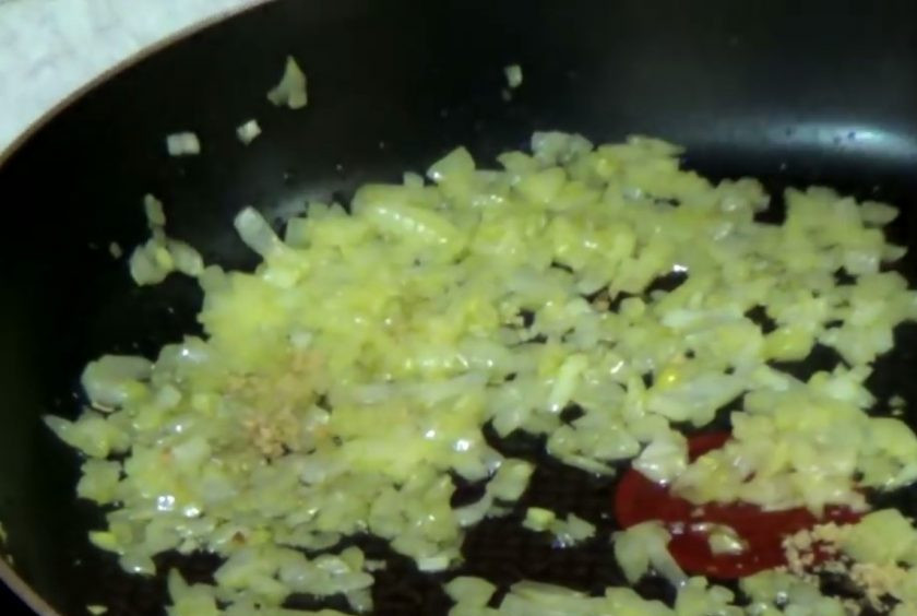 1. Этап. Куриный рулет с грибами и печенью: 2. Хорошо вымешайте мясо, накройте миску пленкой и поставьте в холодильник на 30 минут. Мелко нарежьте лук и, постоянно помешивая, обжарьте его на оливковом масле в течение пяти минут.