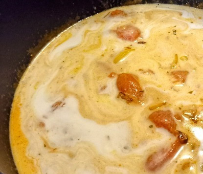 1. Этап. Мидии в остром кокосовом соусе: Влить кокосовое молоко, добавить сахар. Довести до кипения, затем убавить огонь и тушить 5 минут до загустения соуса