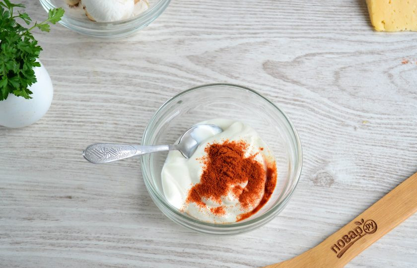 1. Этап. Тыква с грибами в духовке: Сметану смешайте с солью и паприкой. Хорошенько перемешайте.