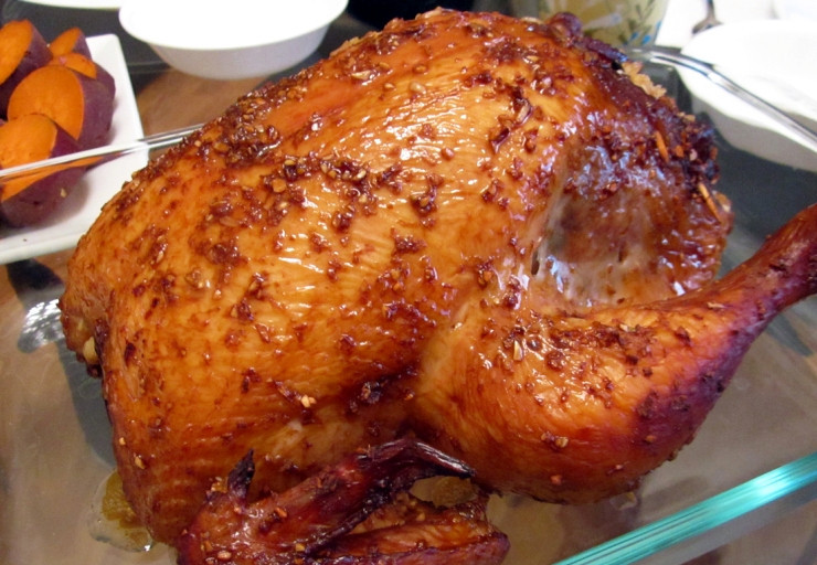 1. Этап. Курица, фаршированная рисом, в духовке: Теперь приготовленную начинку мы отправляем внутрь курицы, отверстие скрепляем зубочистками. Кладет тушку в форму или на противень и ставим ее в разогретую до 190 градусов духовку. В зависимости от размера тушки запекать курицу следует от 1,5 до 2 часов, во время приготовления курицу следует поливать соком, который образуется на дне формы.