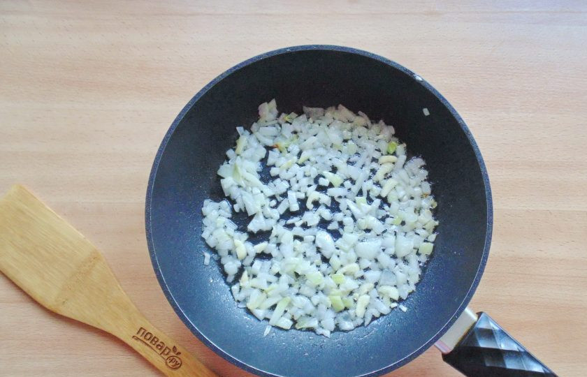 1. Этап. Соус из щавеля: Обжарьте лук до прозрачности.