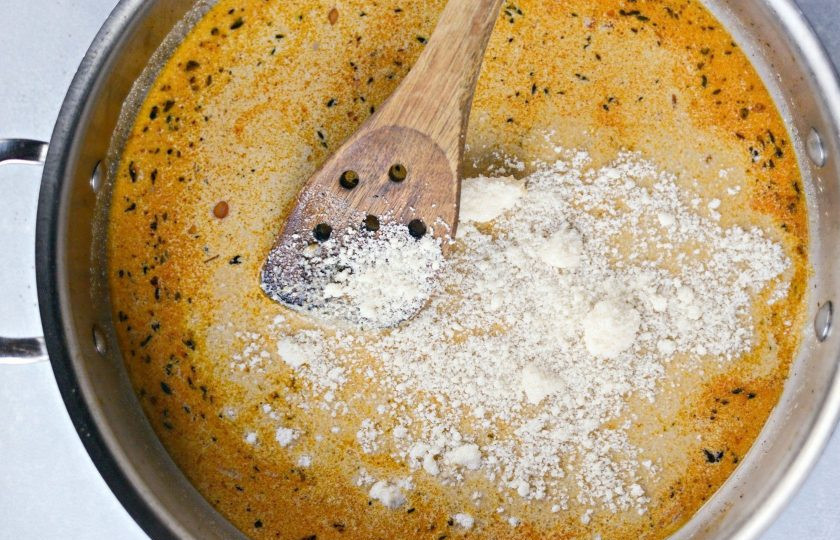 1. Этап. Курица в сливочно-лимонном соусе: 6. И в конце добавьте мелко натёртый пармезан и шпинат.