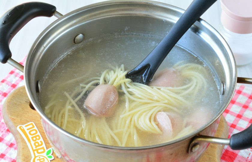 1. Этап. Волосатые сосиски: Варите спагетти с сосисками 5-6 минут при среднем бурлении воды. Или готовьте согласно инструкции на упаковке макарон.