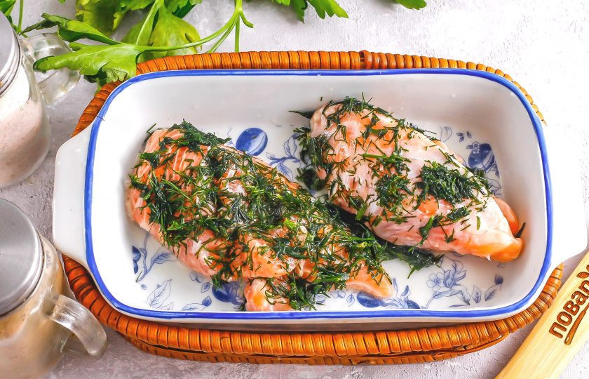 1. Этап. Лосось по-шведски: Затем выложите измельченную зелень укропа и натрите ей рыбное филе.