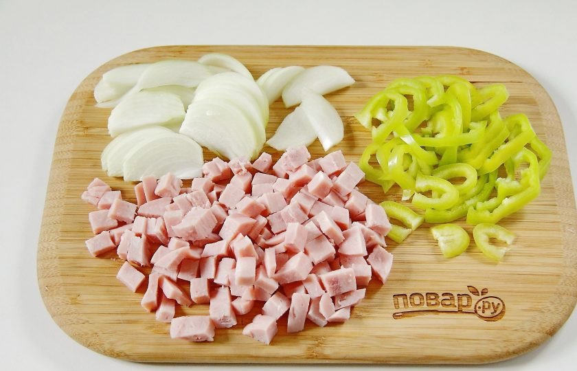 1. Этап. Картофельная запеканка на сковороде: Для начинки нарежьте лук, перец и ветчину. Нарезка может быть любая, я предпочитаю покрупнее.