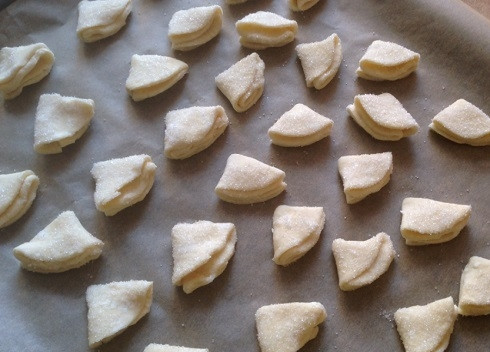 1. Этап. Печенье Гусиные лапки с творогом: Выкладываем печенья на противень, застеленный пергаментом.