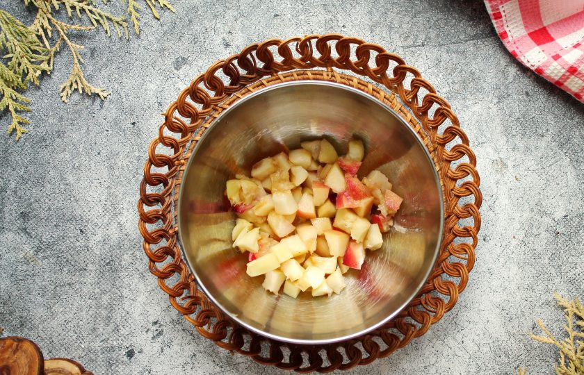 1. Этап. Салат с крабом и персиками: Персики помойте, удалите косточку. Порежьте персики мелким кубиком, выложите в салатник.