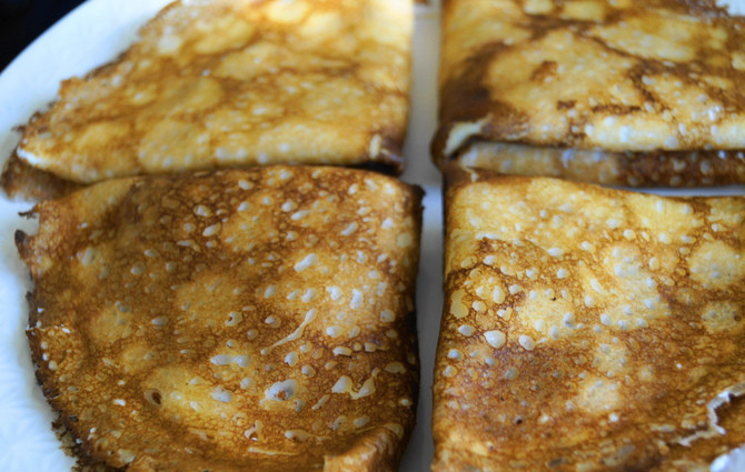 1. Этап. Тонкие блинчики с творогом: Сворачиваем блинчики в четвертинки.