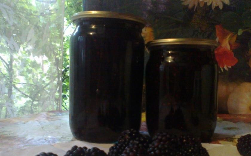 1. Этап. Варенье из ежевики: Готовое варенье разлить в стерильные банки, пастеризовать и оставить под теплым одеялом