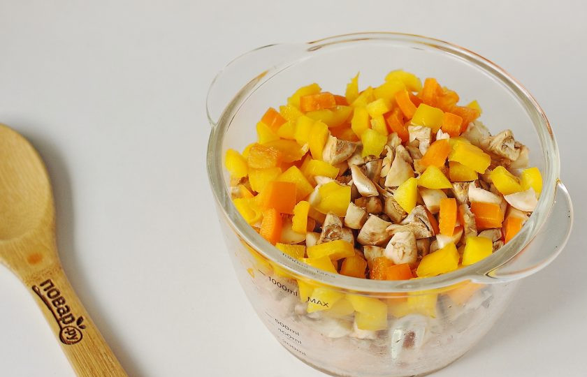 1. Этап. Куриная запеканка ПП: Болгарский перец и грибы нарежьте кубиками и добавьте к фаршу.