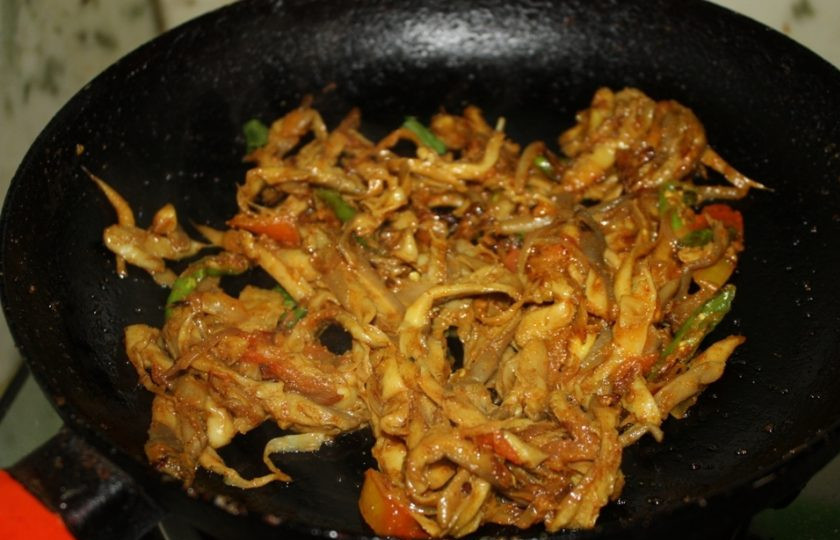 1. Этап. Жареные вешенки с луком: 4. Выложите в сковороду измельченные помидоры, все специи и соль, перемешайте и готовьте 1-2 минуты.