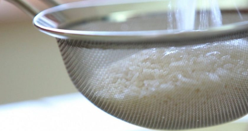 1. Этап. Детское пюре из курицы и риса: 2. Рис промойте несколько раз в воде.