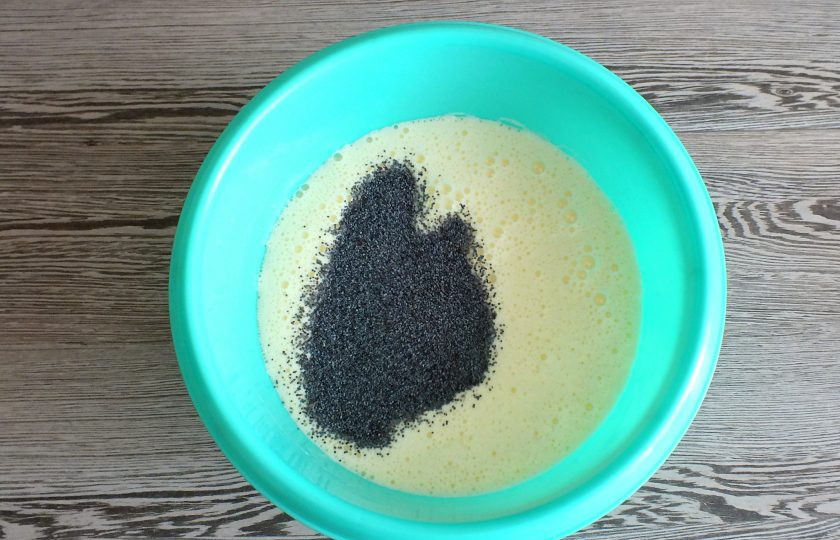 1. Этап. Кексы на кефире с маком: Добавьте кефир, растительное масло, мак. Перемешайте миксером.