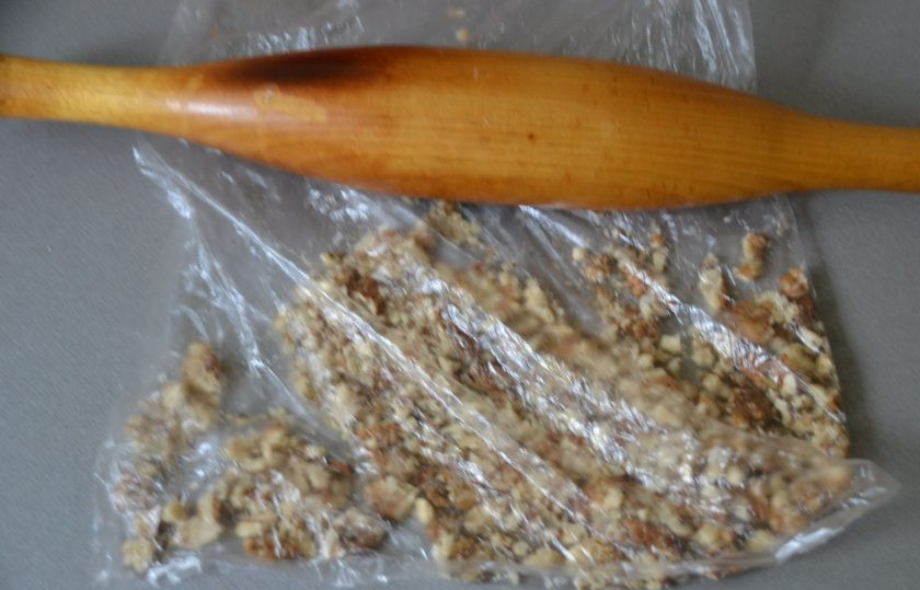 1. Этап. Самый простой морковный торт: Измельчите ядра грецких орехов, но не слишком мелко.