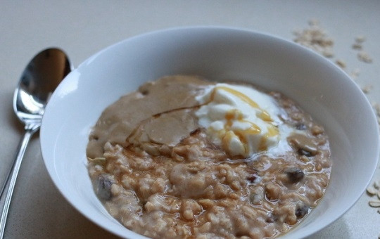 1. Этап. Овсяная каша для завтрака: 4. При желании в овсяную кашу для завтрака добавьте йогурт, орехи, мед, ягоды и прочее. Приятного аппетита!