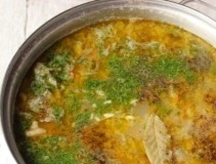 1. Этап. Рассольник из свинины: Добавляем в рассольник измельченный кроп, лавровый лист и молотый перец по вкусу. Снимаем с плиты и даем настояться 10 минут.