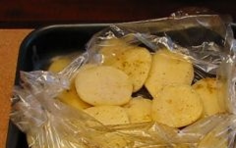 1. Этап. Картофель в рукаве для запекания: Положить рукав на противень и отправить в разогретую до 180С духовку на полчаса. Затем противень достать, рукав осторожно открыть.