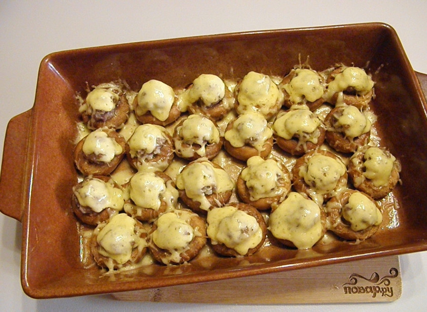 1. Этап. Бублики с фаршем в духовке: Бублики с фаршем готовы! Подавайте закуску как горячей, так и холодной. Приятного аппетита!