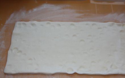 1. Этап. Сердечки из слоеного теста с сахаром: Слегка размораживаем готовое слоеное тесто и делим его на две части. Берем одну часть, слегка раскатываем и посыпаем сахаром.