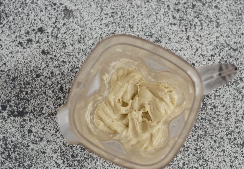 1. Этап. Смузи слоями: В блендере измельчите замороженные бананы до кремового состояния.