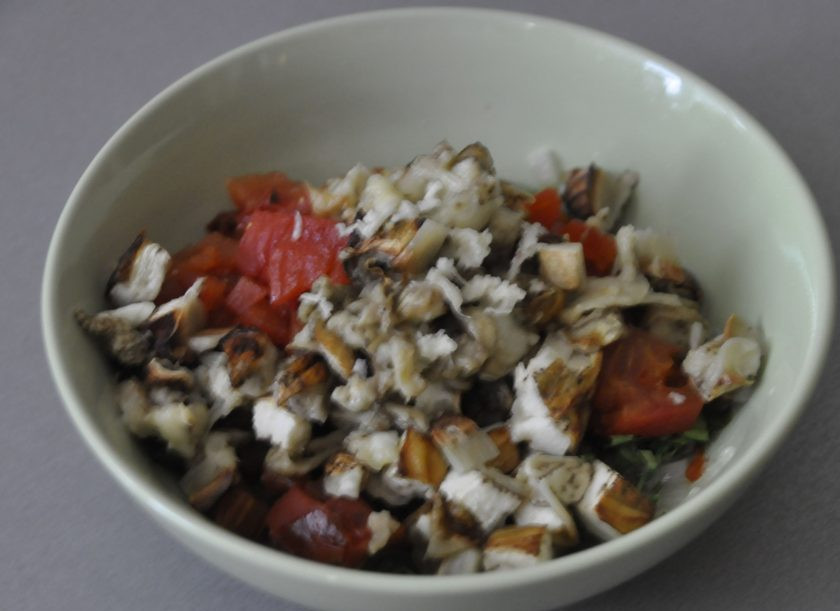 1. Этап. Греческая закуска Мелидзана: Запеченные баклажаны добавьте в заправку, натрите на терке один зубчик чеснока, все перемешайте, мелко нарежьте сыр фета и добавьте в заправку.